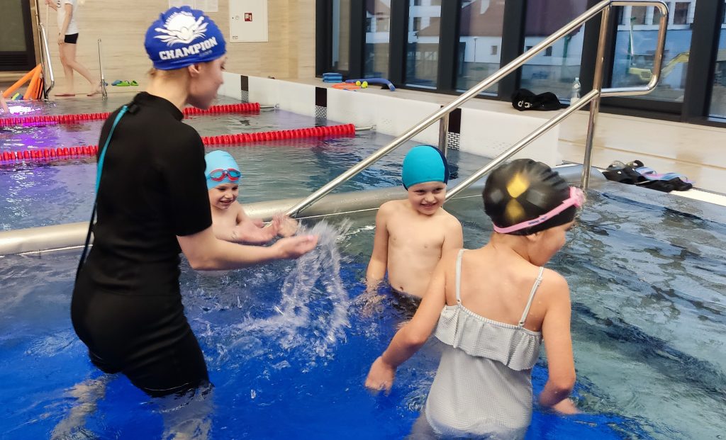 Pierwsza lekcja pływania w Korznnej